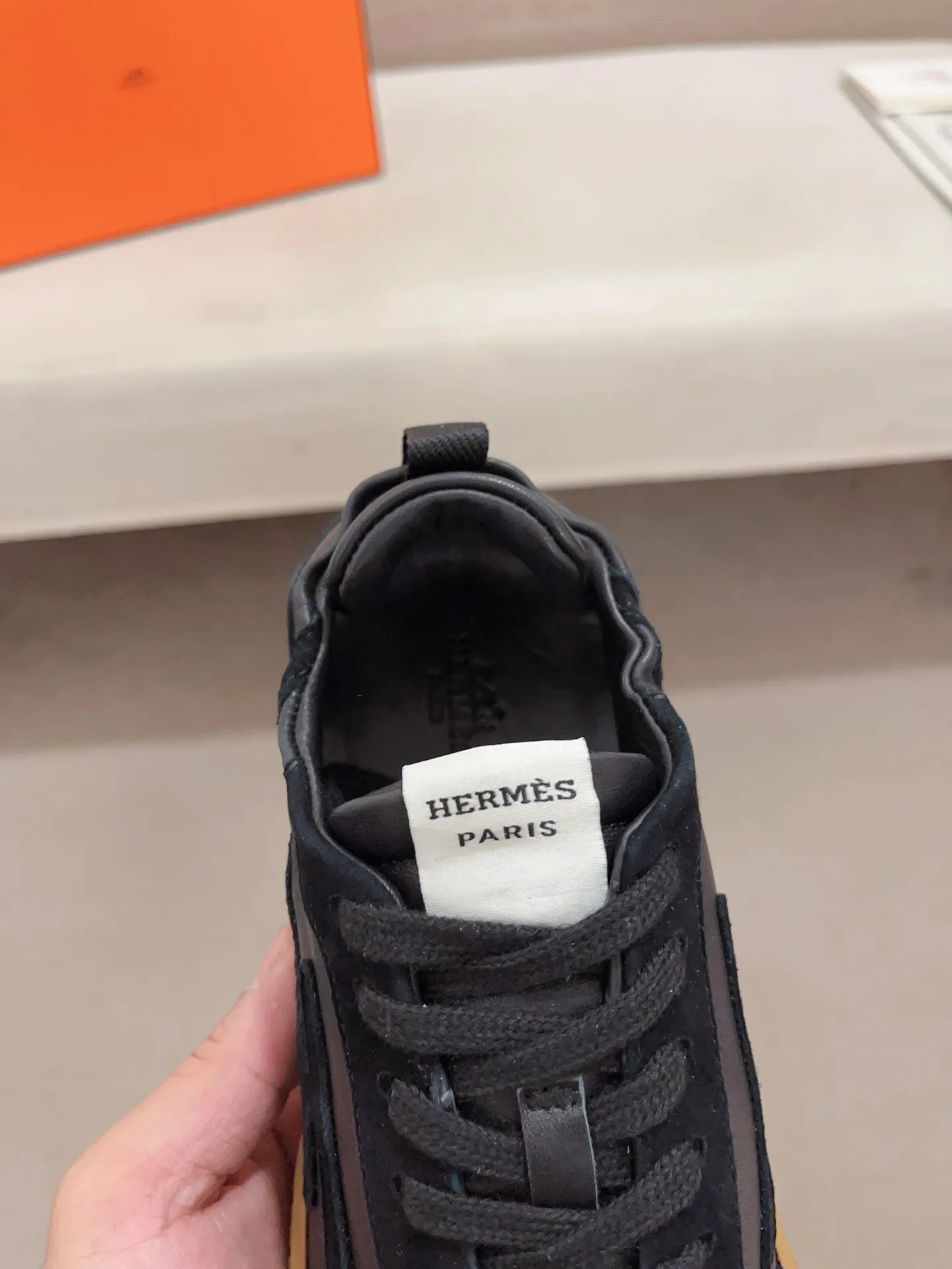 Men's men's shoes 💰: 720💰 Hermes top version # Couple style 💏 24ss casual sneakers Suede goatskin sneakers decorated with contrasting patterns and iconic "H" details, beautifully packaged at the delivery counter 🛍📦 Fabric: suede + cowhide Lining: mixed sheep lining Outsole: original TPU Bottom thickness: 2CM Size: 35-44